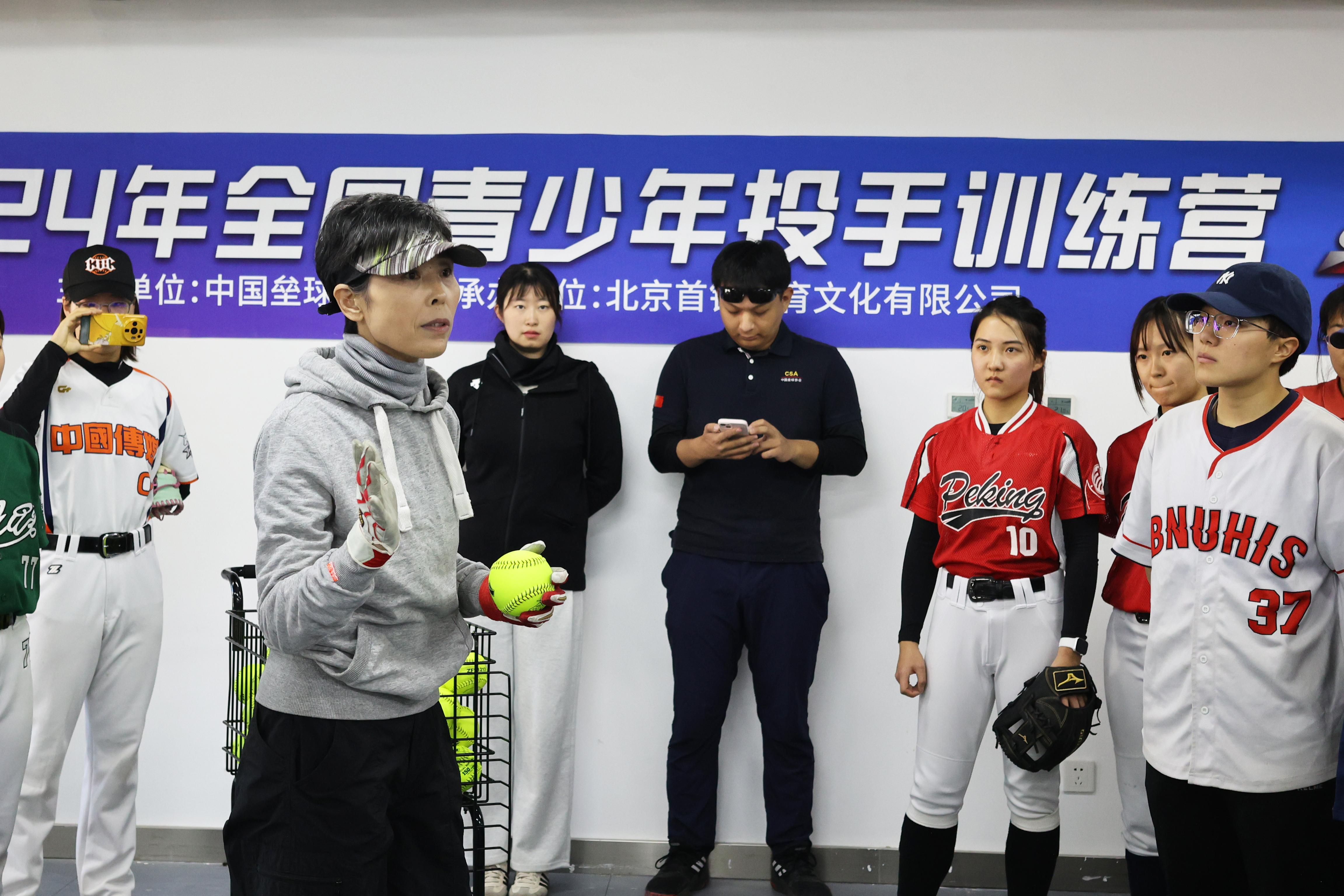 前女垒投手王丽红通过高校传递火种，推动垒球