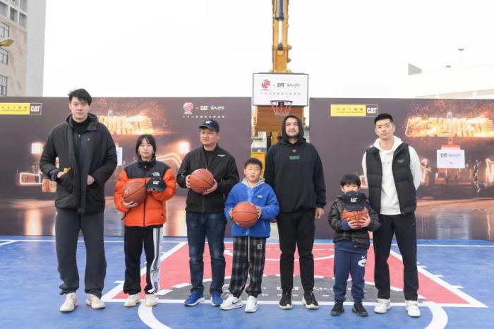 同曦男篮球星见面会：西热力江携队员互动球迷