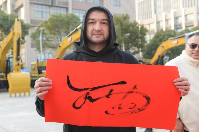 同曦男篮球星见面会：西热力江携队员互动球迷