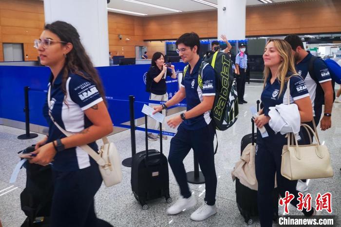 巴西代表团历经23小时抵达成都 大运会通关保障