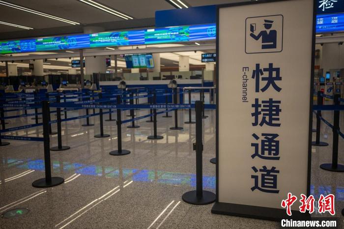 巴西代表团历经23小时抵达成都 大运会通关保障