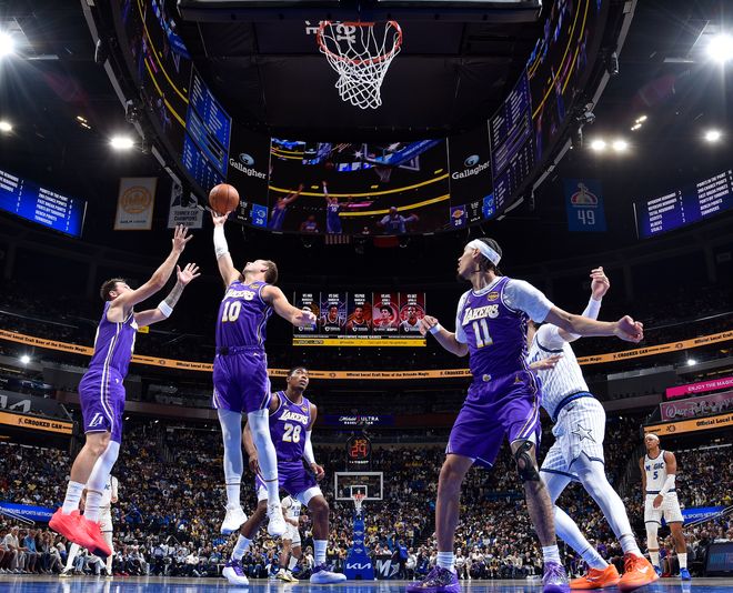 东契奇下半场低迷难阻湖人连胜 肯纳德绝杀助其