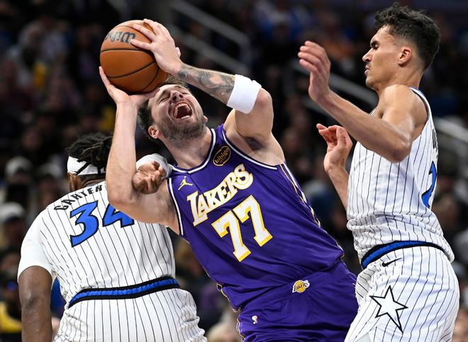 东契奇下半场低迷难阻湖人连胜 肯纳德绝杀助其