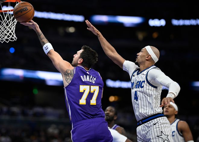 东契奇下半场低迷难阻湖人连胜 肯纳德绝杀助其