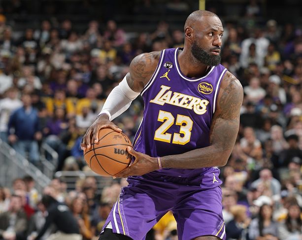 杜兰特砍29分难救76人 詹姆斯单核爆砍26+11助当选